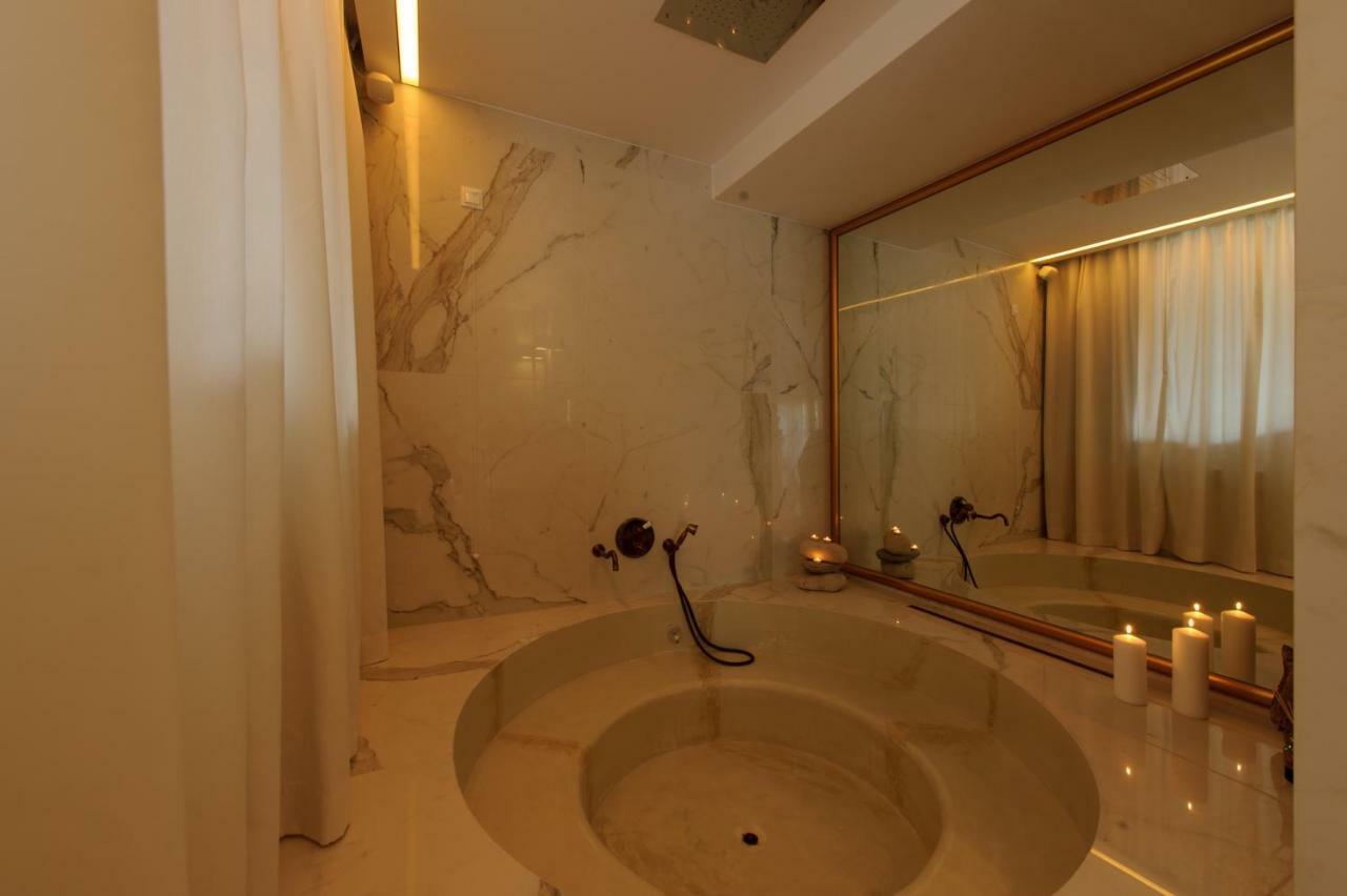 Bruidssuite met Eigen Bubbelbad en Uitzicht op Zee